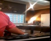 За выписанный чек тётя дяде делает минет а он скрытно снимает